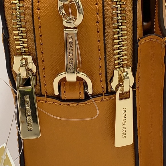 MICHAEL KORS JET SET ITEM MEDIUM DOUBLE ZIP PHONE XBODY HONEYCOMB COLOR
NWT - Picture 14 of 16